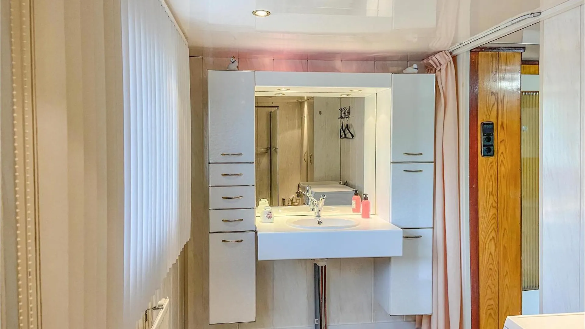 Beautiful Ship-Boat In Rotterdam With Wifi And 2 Bedrooms Úszó hotel
